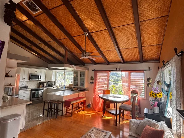 252 Moomuku Pl, Honolulu, HI 96821