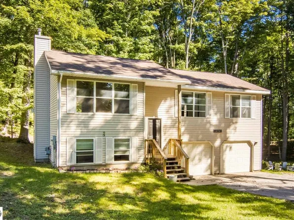 18781 Lakewood Cir, Lake Ann, MI 49650
