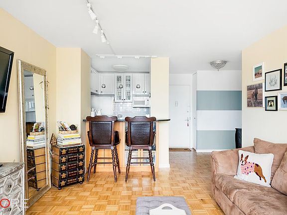 3rd image of 61 W 62nd St APT 14L