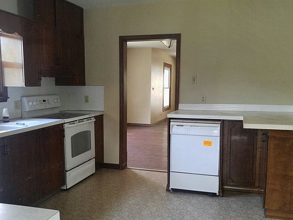 5th image of 218 N 1st St