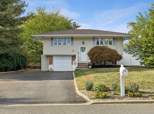 19 Partridge Ln, East Setauket, NY 11733