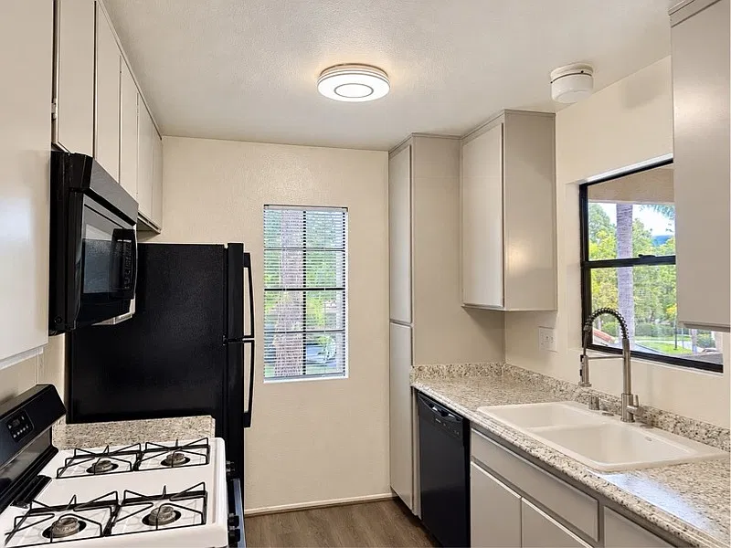2 bed, 2.0 bath, 881 sqft, $2,750 — Photo 4