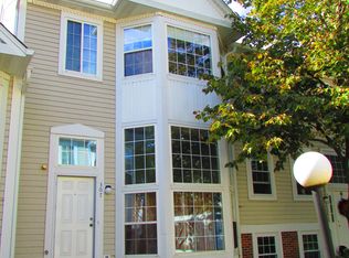 307 Hidden Creek Ln, North Aurora, IL
