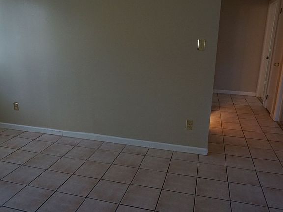 3rd image of 914 Lakeside Dr