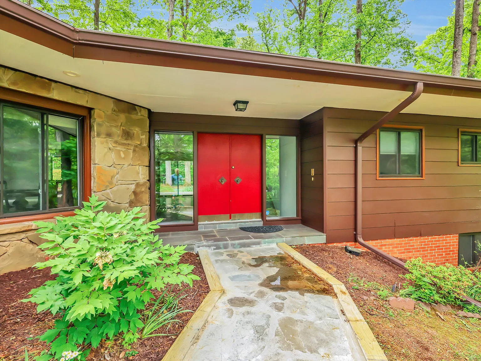 4 bed, 3.5 bath, 4725 sqft, $6,500 — Photo 1