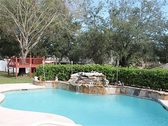 3rd image of 10511 Versailles Blvd
