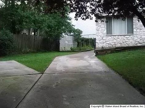 2nd image of 71 Oak Ln