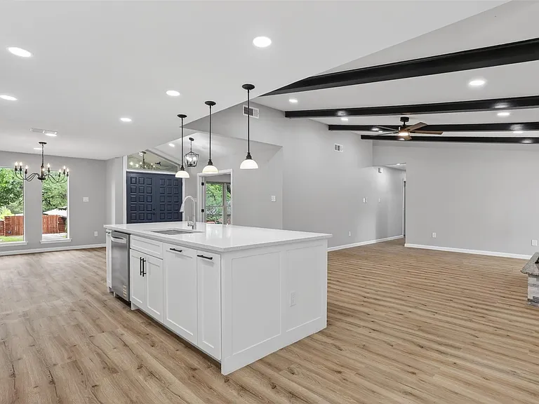 3204 Greenbriar Ln — Photo 5