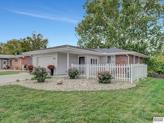 3rd image of 927 Carlos Dr