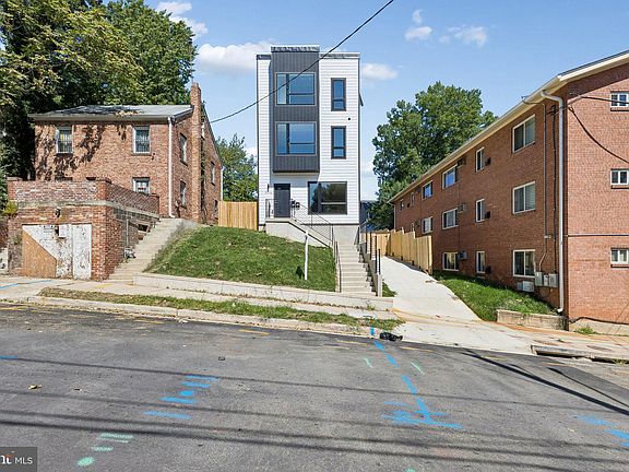 2nd image of 5046 Astor Pl SE