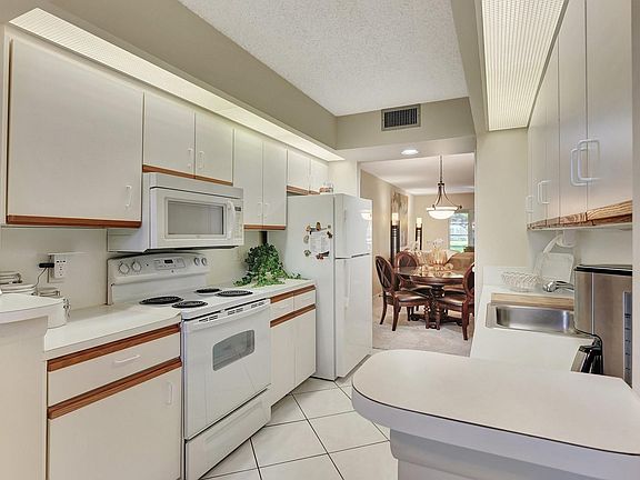 5th image of 1503 Cayman Way #B1