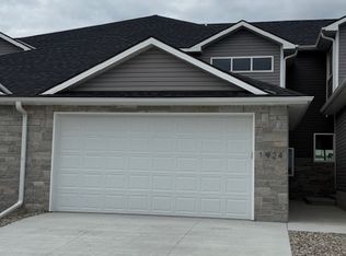 1924 Flagstone Rd, Lincoln, NE 68521