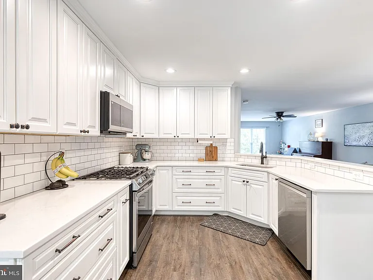 708 Leister Dr — Photo 1