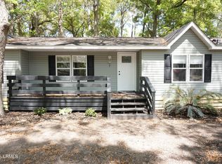 7 Miller Dr W, Beaufort, SC 29907