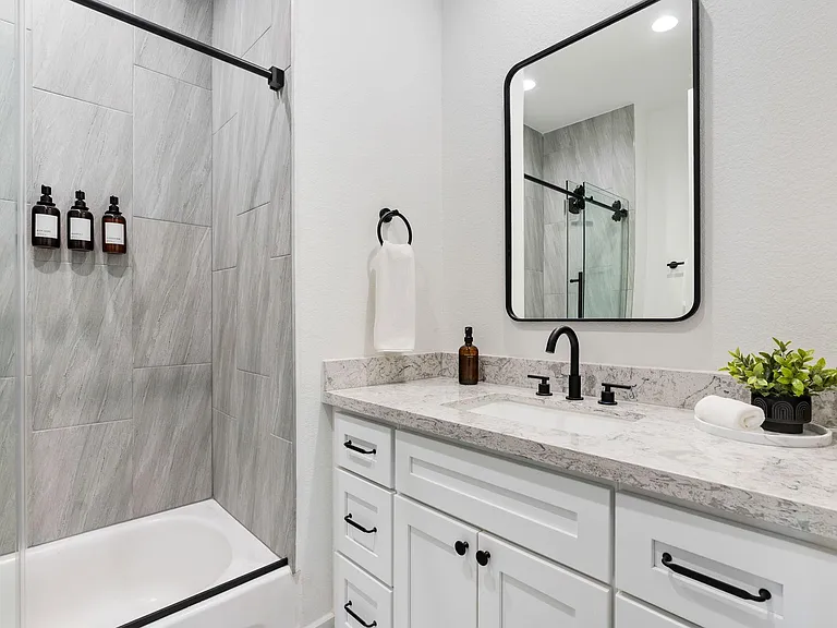 2710 Noble St — Photo 9