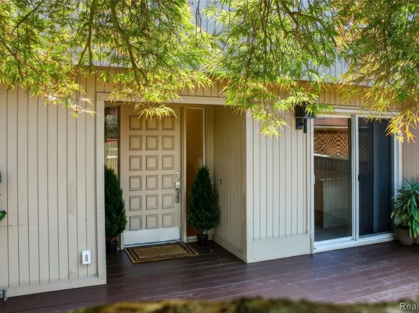 7364 Balsam Ct #1, West Bloomfield, MI 48322