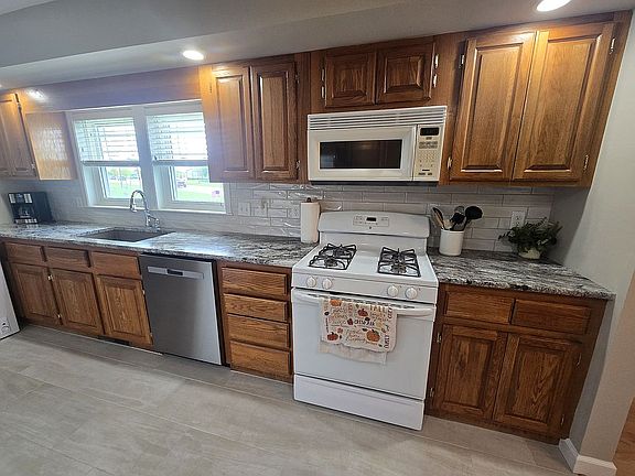 5th image of 204 N Grove St