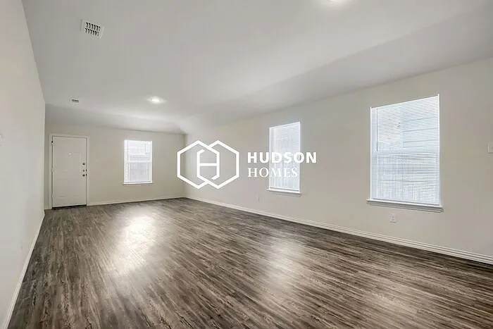 114 Goel St — Photo 2