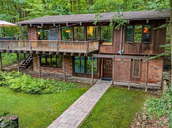 5486 Allen Dr, Hamburg, NY 14075