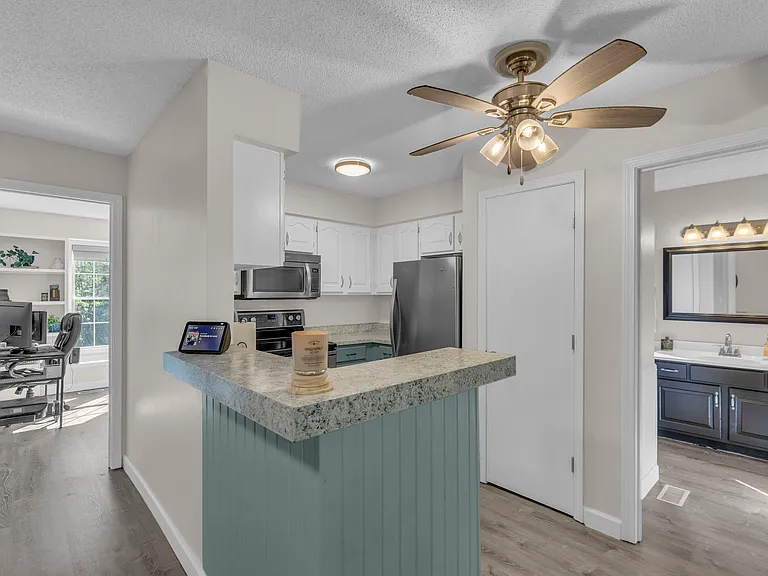 1409 Lawrence Ave — Photo 10