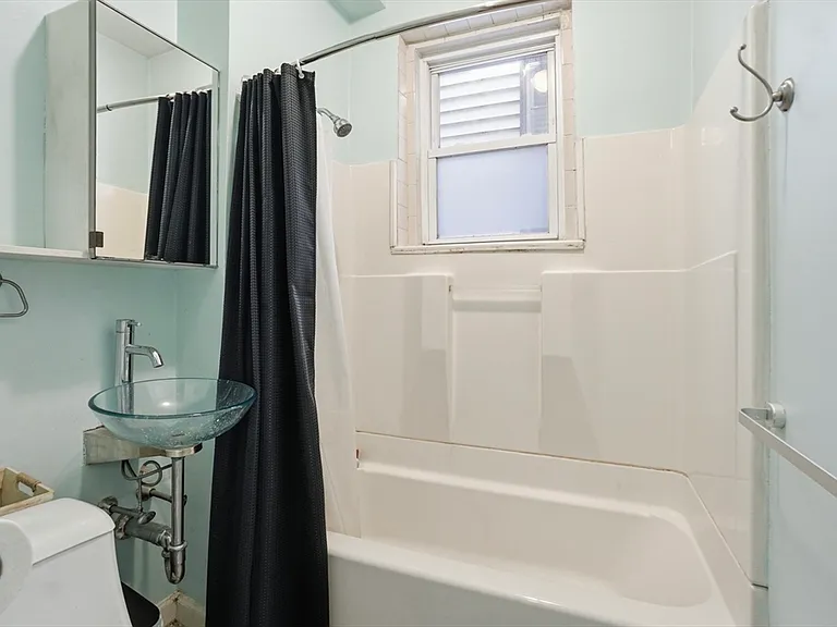 142-146 Everett St #2 — Photo 8