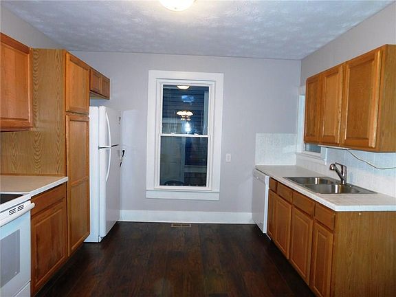 3rd image of 901 Nicklin Ave