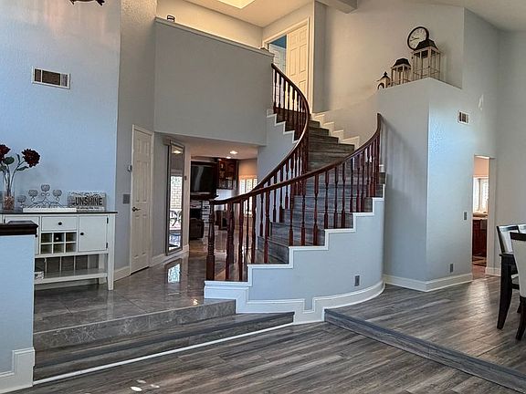 2nd image of 1940 Kensington Ln