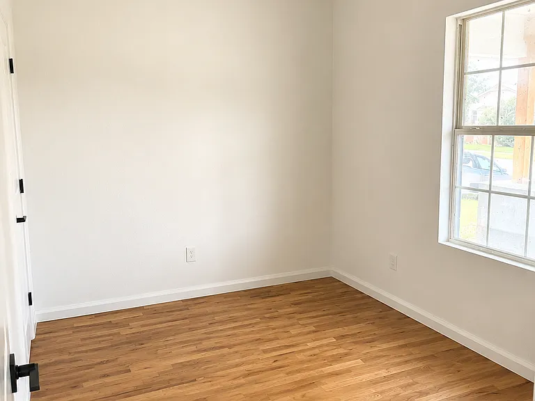 252 E Oklahoma Pl — Photo 3