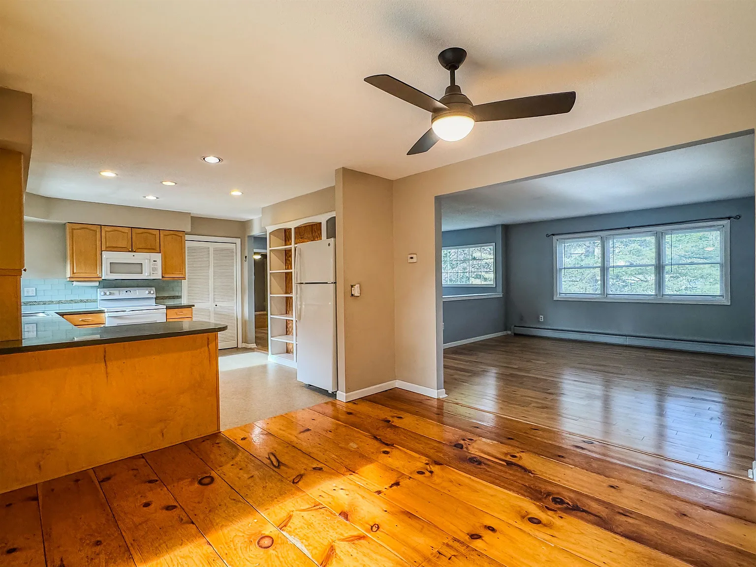 4 bed, 2.5 bath, 2688 sqft, $4,200 — Photo 3