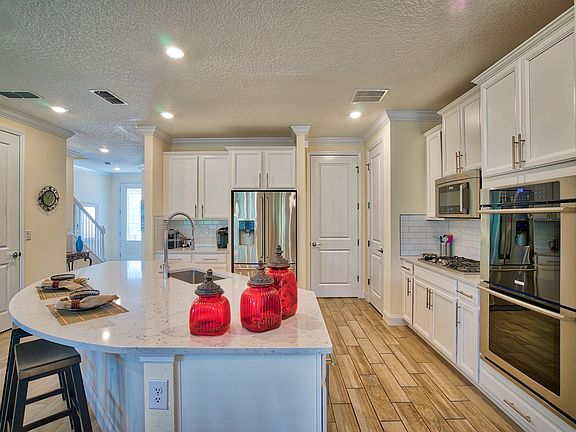 3rd image of 108 Clifton Bay Loop