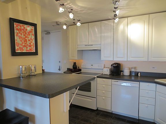 4th image of 2626 N Lakeview Ave APT 1105