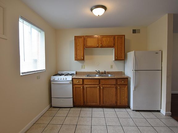 Kitchen (View 2)