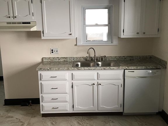 3rd image of 3002 Hillcrest Ave