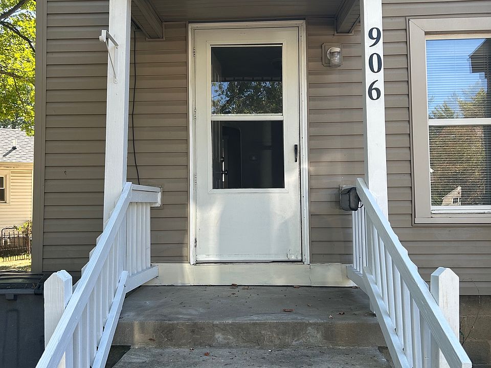 Entryway with front stoop