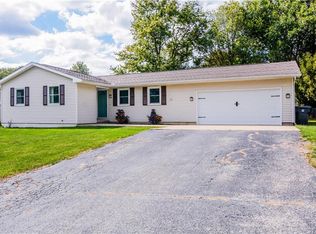 13 McIntyre Dr, Warrensburg, IL 62573