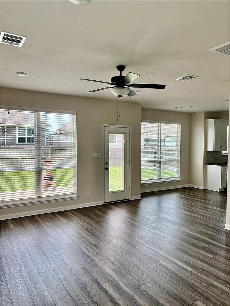 3 bed, 2.5 bath, 1652 sqft, $2,200 — Photo 3