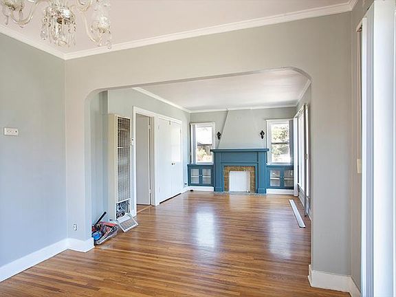 4th image of 1007 E Mountain St