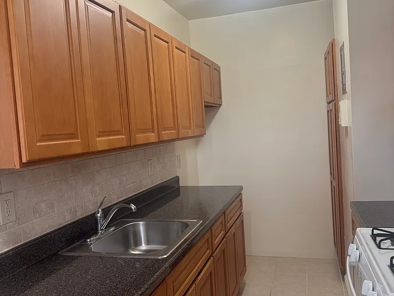 1 Bedroom Apartment — Photo 2