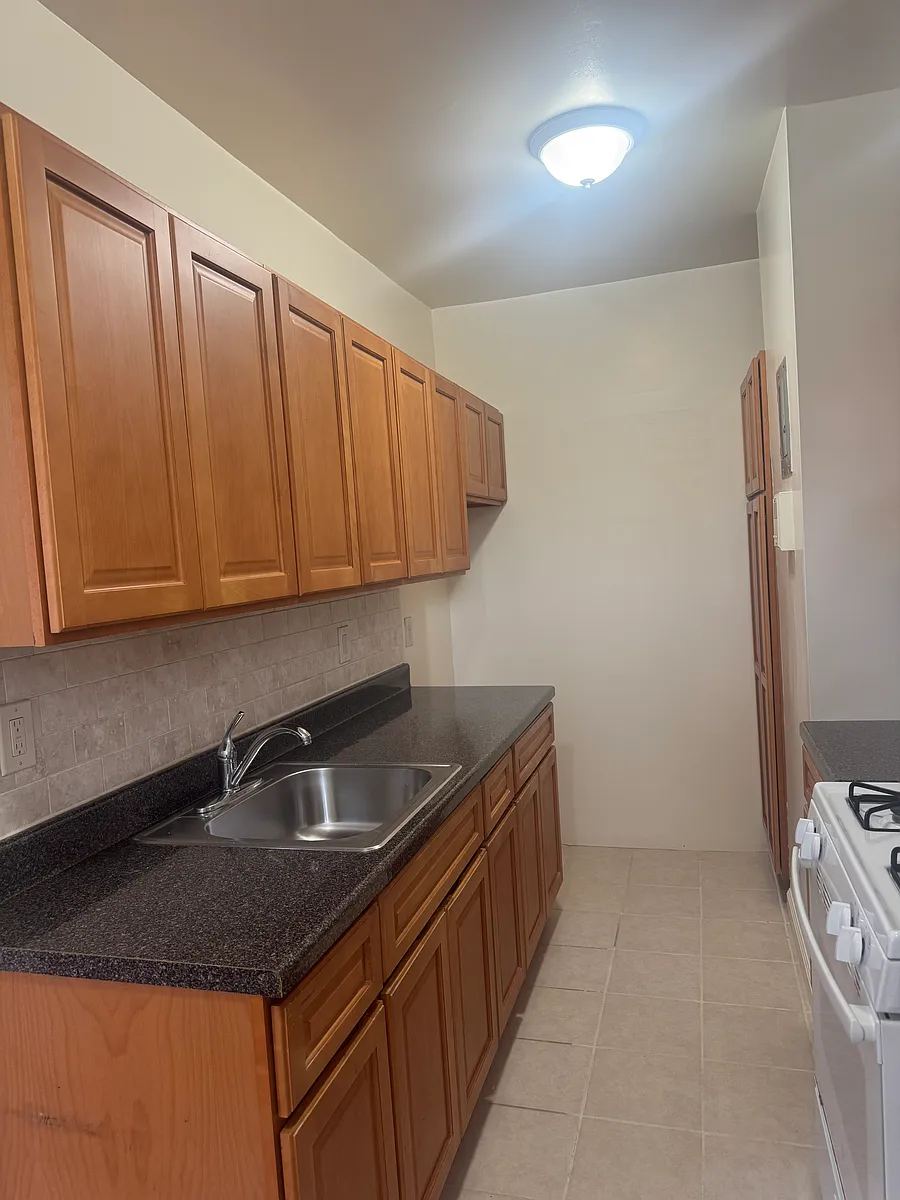 Building Photo - 1 Bedroom Apartment