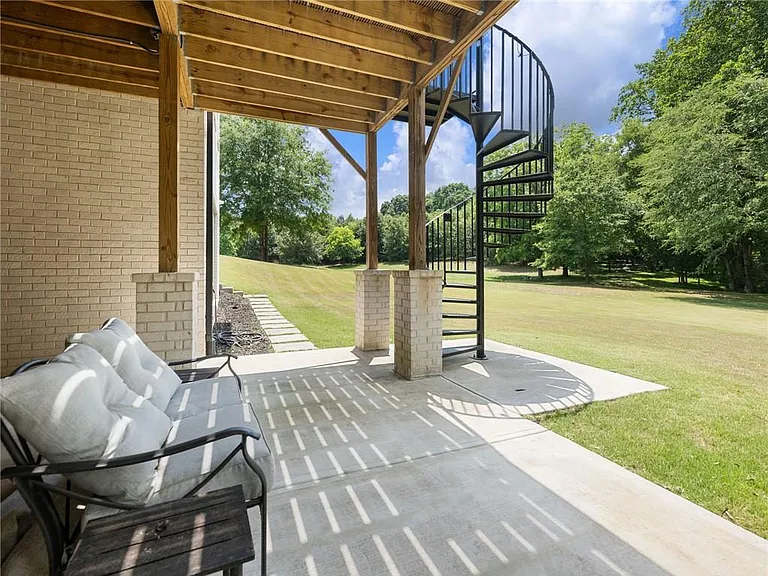 566 Versailles Dr — Photo 77