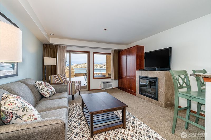 5th image of 322 W Woodin Avenue #512