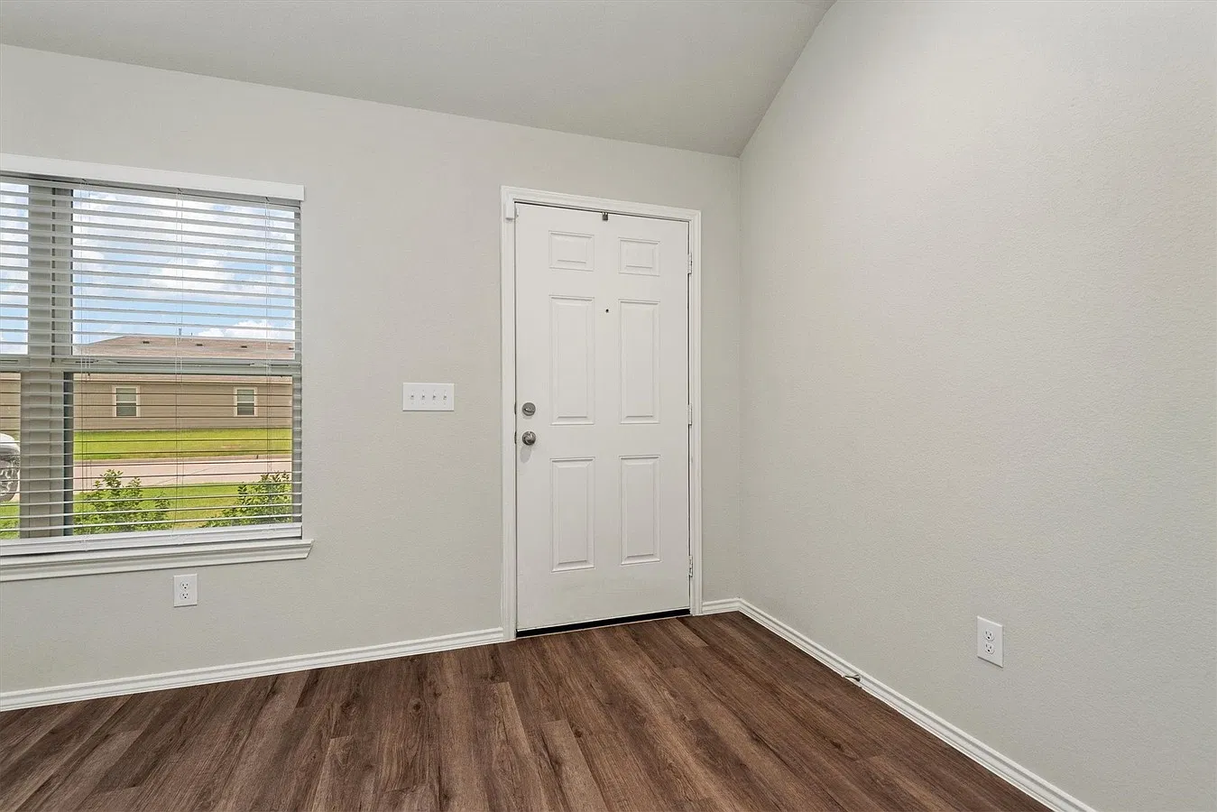 3 bed, 1636 sqft, $2,050 — Photo 4