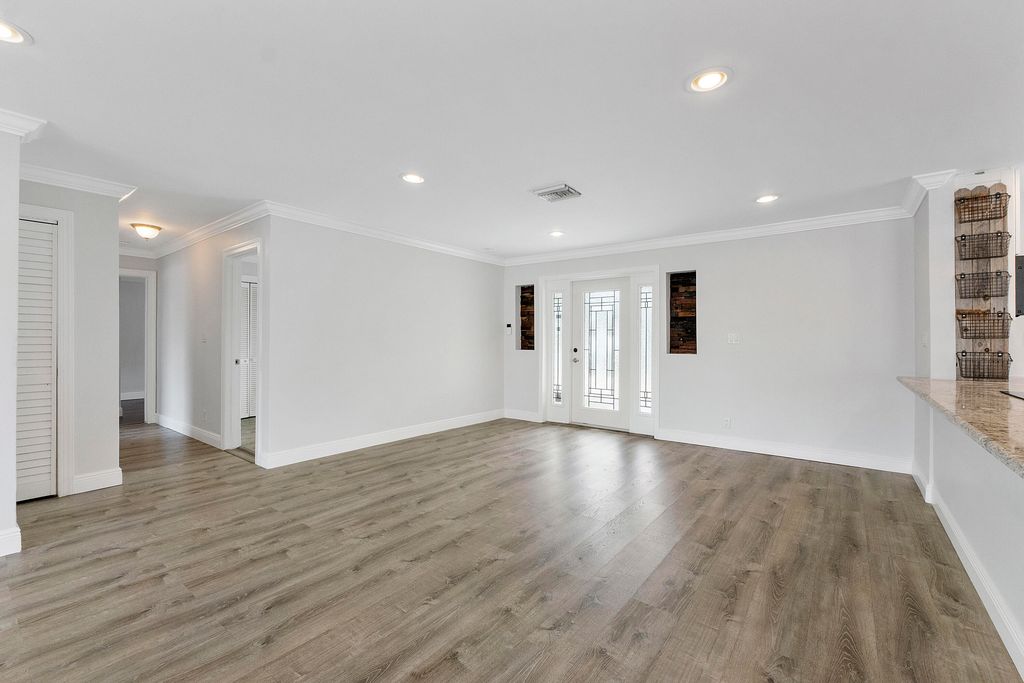 361 SE 9TH Court, photo 7