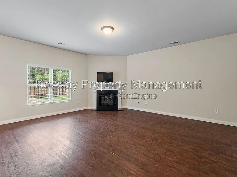 910 Clover Ct — Photo 7