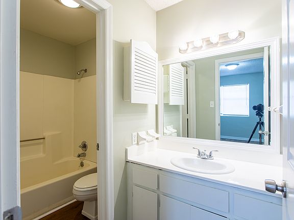 4th image of 8 Brookwood Cir