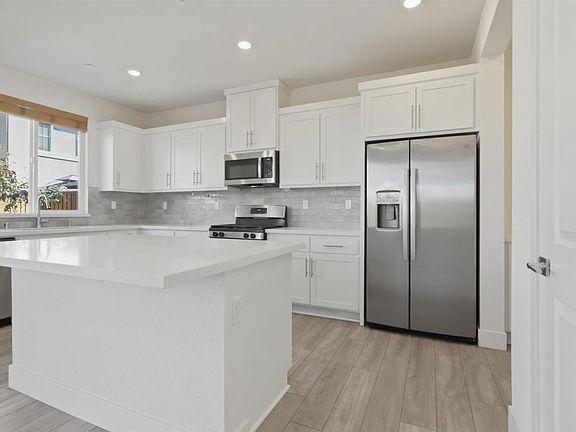 4th image of 464 Coolcrest Dr