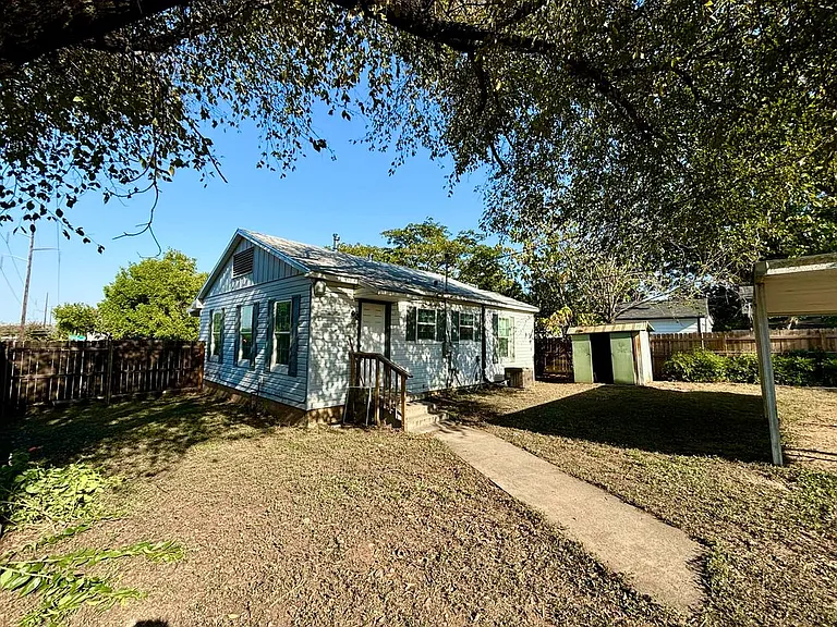 1801 Columbia St — Photo 2