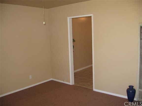 5th image of 611 E E St