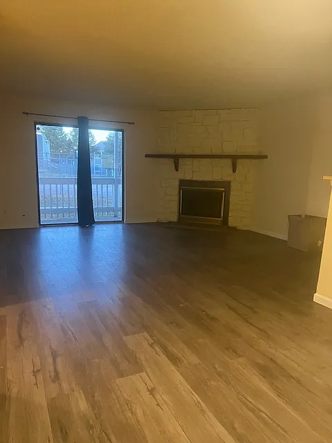 3 bed, 1177 sqft, $1,998 — Photo 2