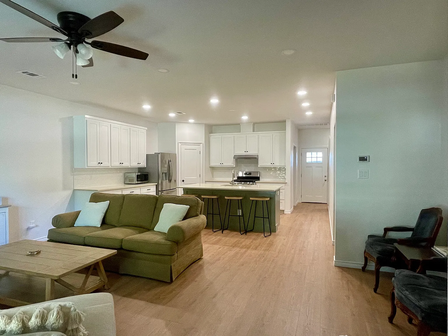 4 bed, 3.5 bath, 2515 sqft, $5,250 — Photo 3